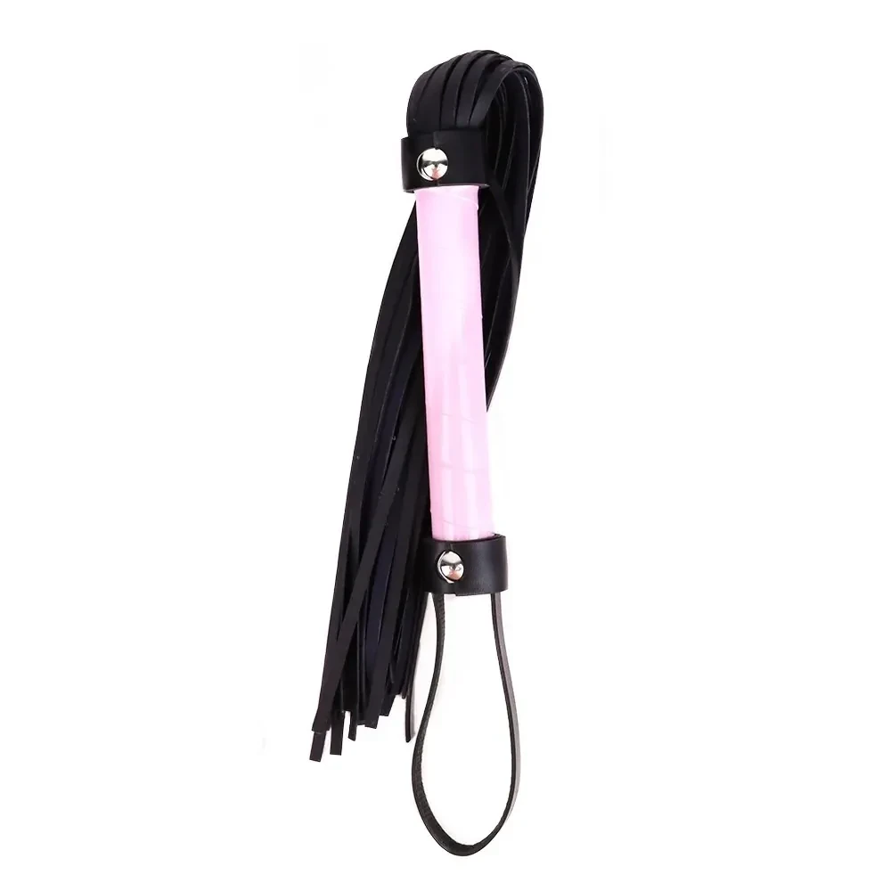 dunkel schwarze bdsm lederpeitsche