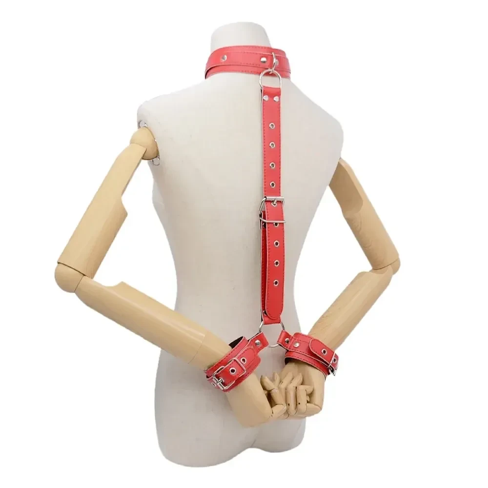 schwarzes leder handgelenk fesseln