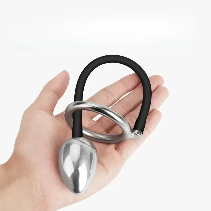 silberfarbener analplug mit ring